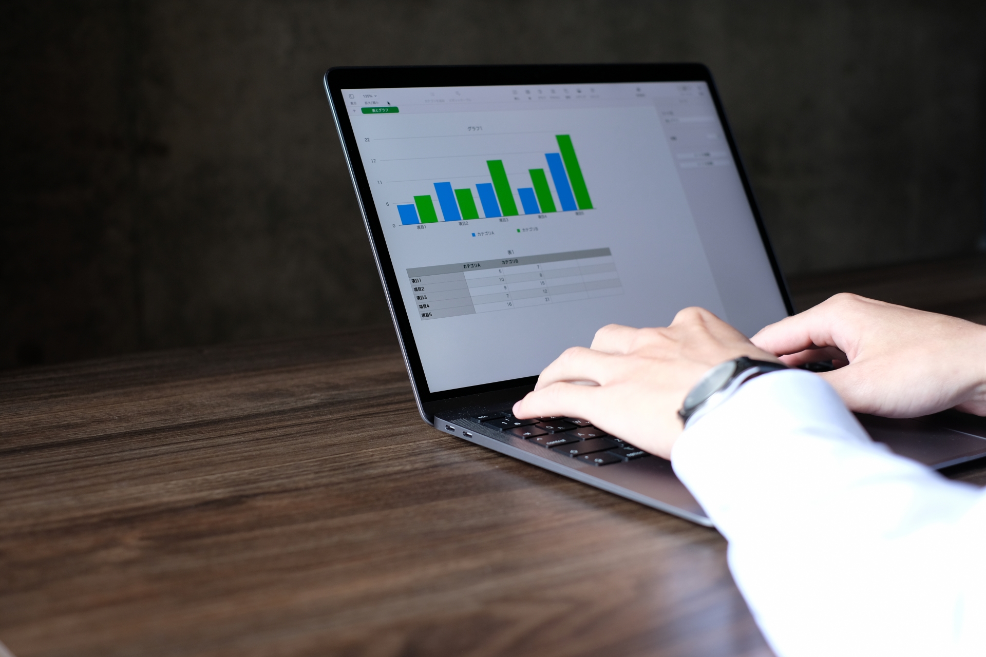 エクセルで顧客管理する方法は？メリット・デメリットや便利機能、4つの注意点を解説