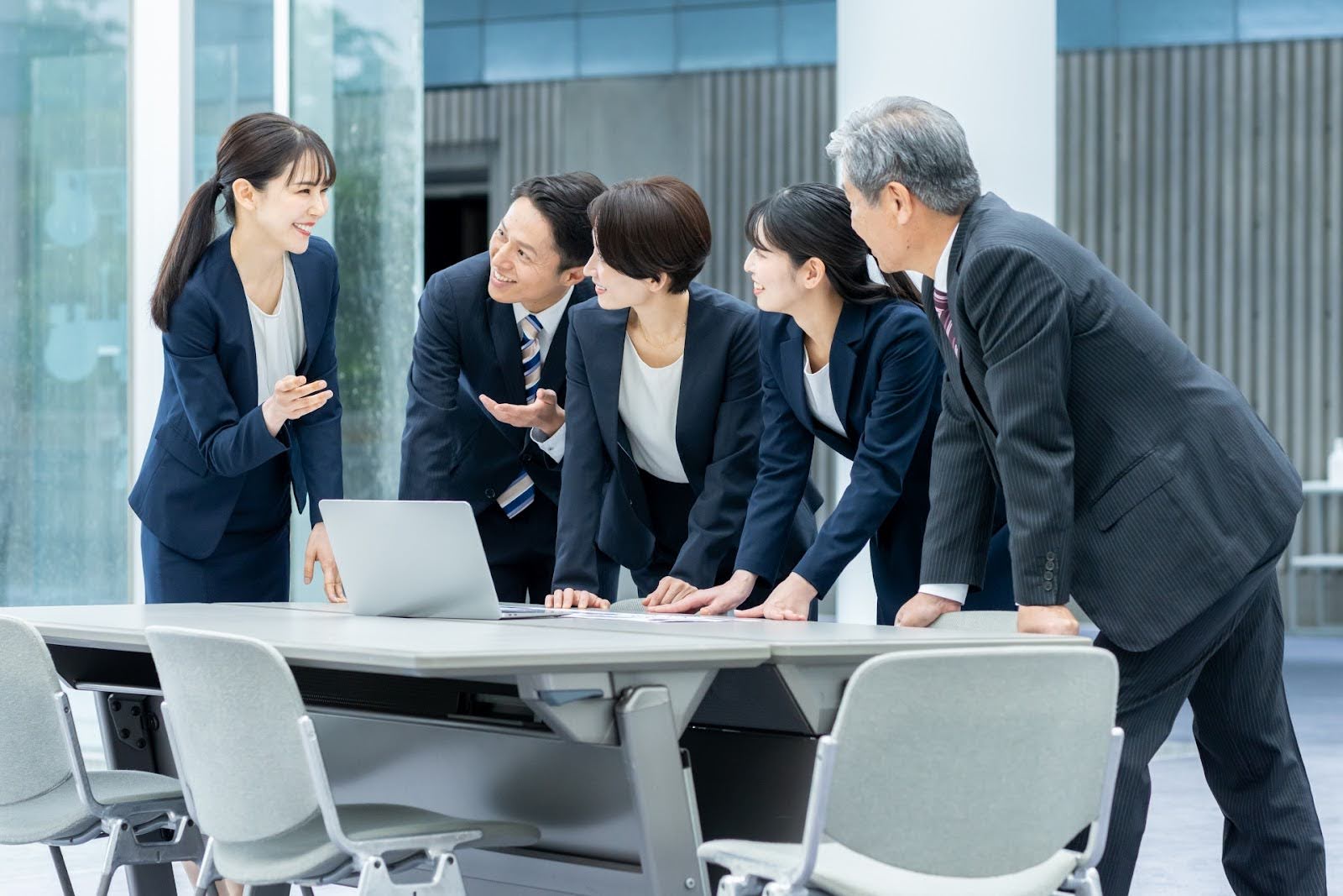 社内チャットやコメント機能でコミュニケーションを促進できる